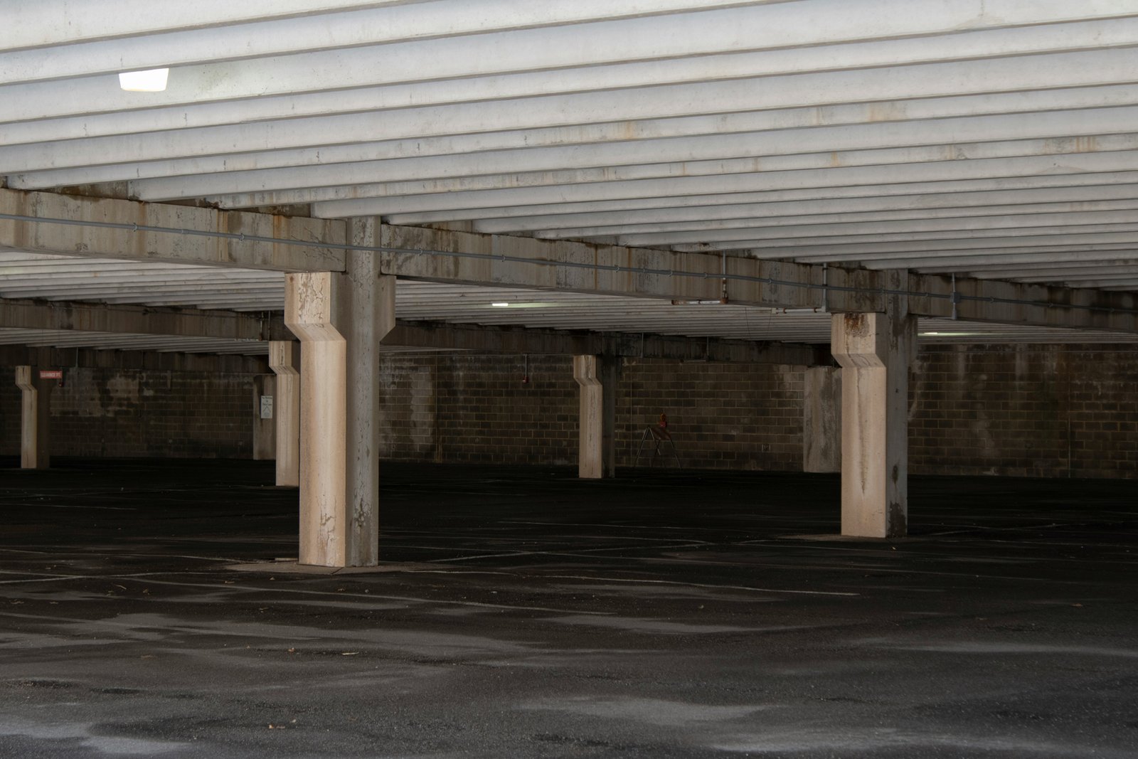 Kellerwand mit sichtbarer Feuchtigkeit und gelagerten Kartons