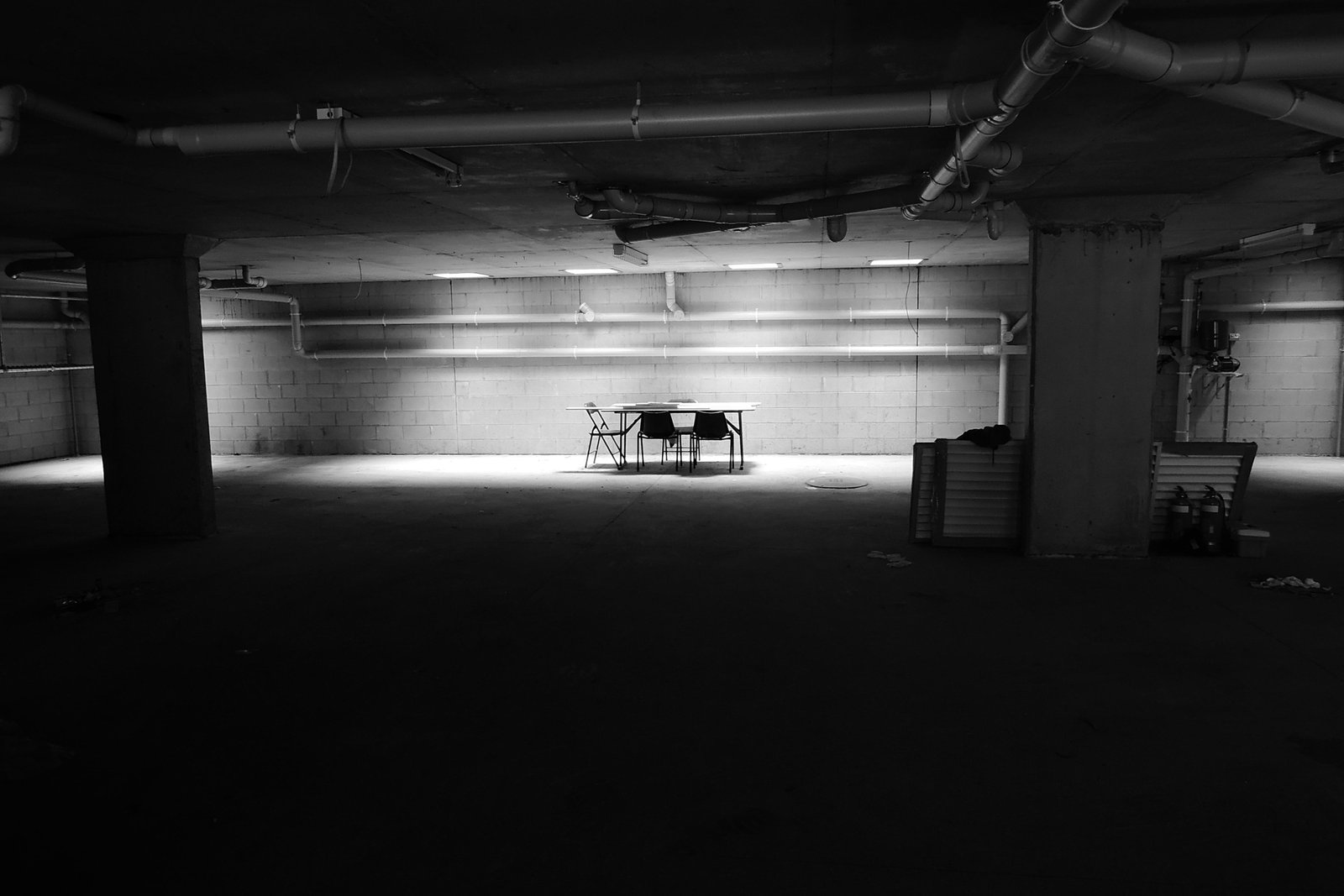 Kellerraum mit Regalen und Kartons in schwachem Licht