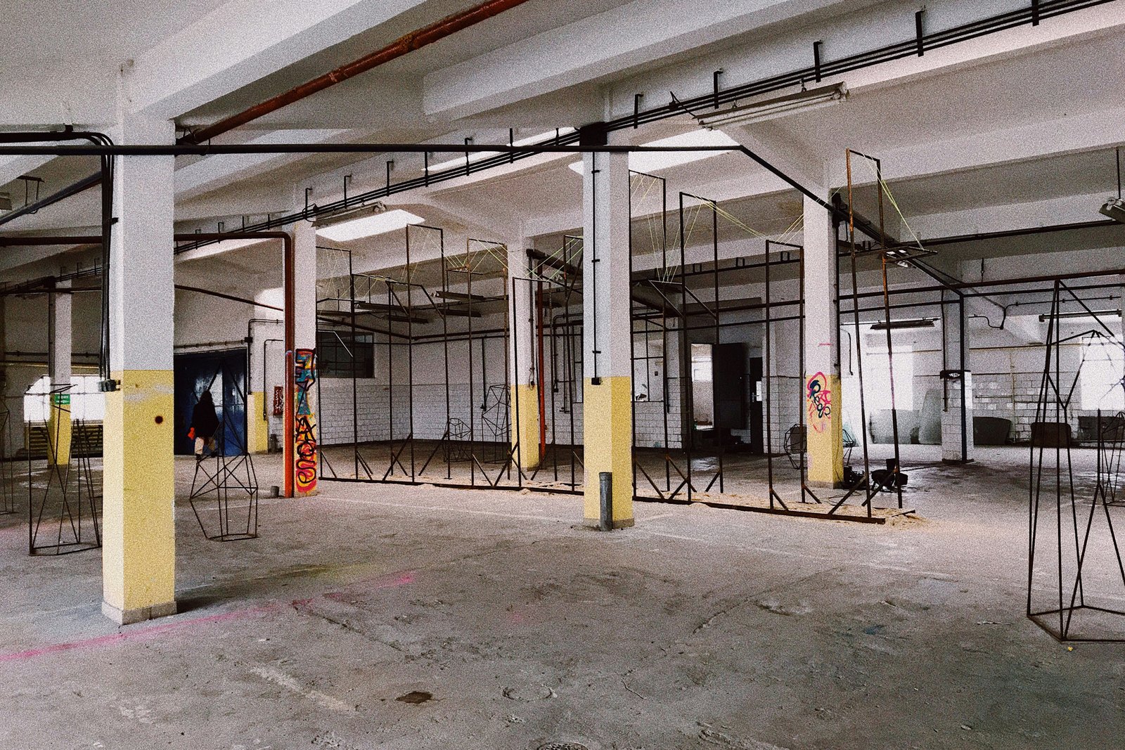 Kellerraum mit gelagerten Kartons und Regalen